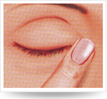 閉眼，用手指輕輕向鼻梁方向壓迫內(nèi)側(cè)眼角,保持滴藥姿勢1-3分鐘。